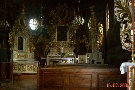 Widok na ołtarz i wystrój wnętrza zabytkowego kościoła, zwiedzanego podczas wycieczki.