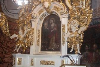 Złocone wnętrze kościoła z oknem i zdobioną mównicą, widok z wycieczki.