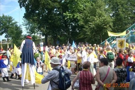 Uroczysty zjazd Kaszubów w Bytowie z ludźmi w tradycyjnych strojach i na szczudłach.