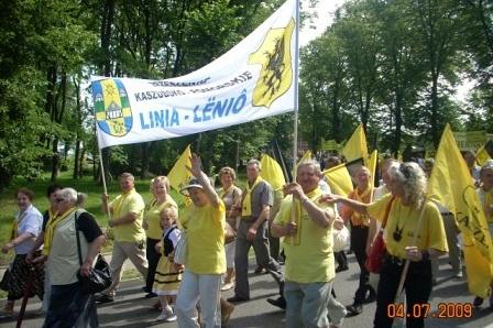 Uczestnicy Zjazdu Kaszubów w Bytowie z żółtymi flagami i banerem Gminy Linia.