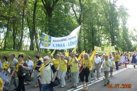 Uczestnicy Zjazdu Kaszubów w Bytowie z transparentem Zrzeszenia Kaszubsko-Pomorskiego.