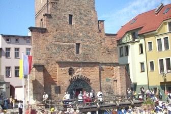 Uczestnicy zjazdu Kaszubów gromadzą się przed bytowską bramą miejską.