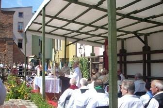 Zadaszona przestrzeń z ludźmi i stoiskami podczas Zjazdu Kaszubów w Bytowie.