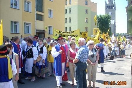 Zjazd Kaszubów w Bytowie: ludzie w strojach tradycyjnych na słonecznej ulicy.