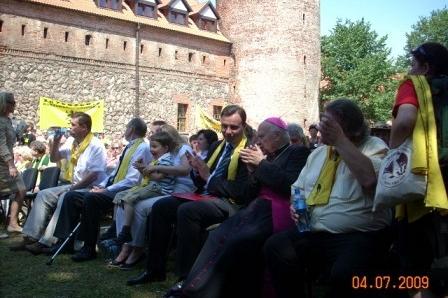 Uczestnicy Zjazdu Kaszubów w Bytowie siedzą przed historycznym zamkiem w 2009.