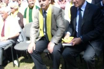 Dwaj uśmiechnięci uczestnicy Zjazdu Kaszubów w Bytowie na tle tłumu.