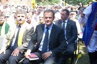 Uczestnicy Zjazdu Kaszubów w Bytowie, mężczyźni w garniturach.