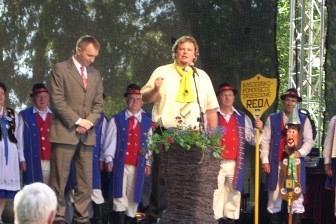 Uczestnicy Zjazdu Kaszubów w tradycyjnych strojach na scenie podczas wydarzenia.