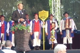 Kaszubscy muzycy w strojach ludowych występują na scenie podczas zjazdu.