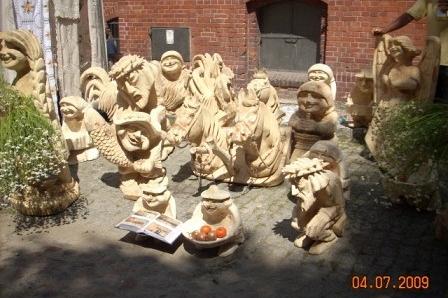Kaszubskie figurki ludowe prezentowane podczas Zjazdu Kaszubów w Bytowie.
