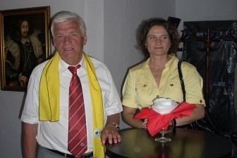 Uśmiechnięta starsza para z żółtym szalem na Zjeździe Kaszubów w Bytowie.