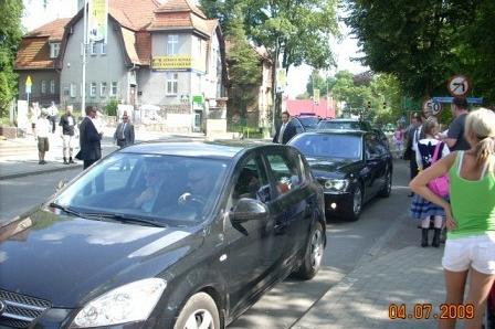 Samochody i widzowie na ulicy w Bytowie podczas Zjazdu Kaszubów.