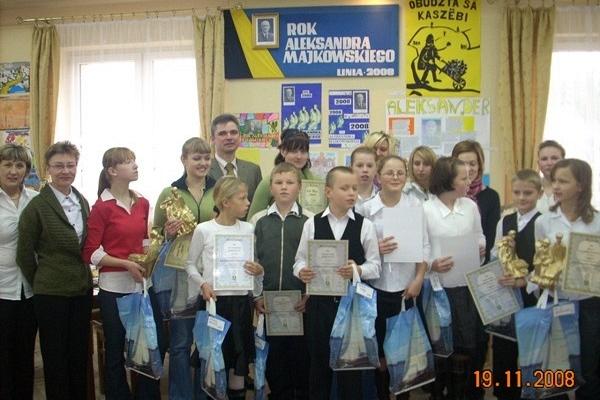 Uczestnicy konkursu wiedzy o Majkowskim z nagrodami na pamiątkowym zdjęciu.