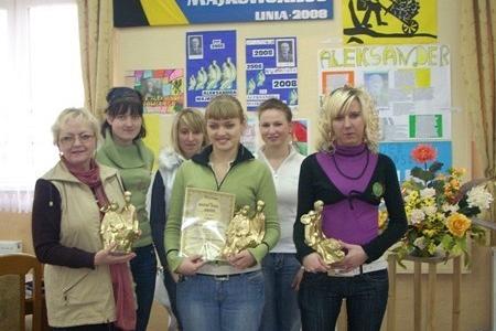 Uśmiechnięte laureatki konkursu wiedzy o Majkowskim z dyplomami.