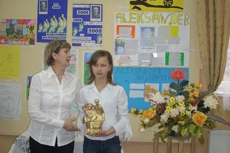 Wręczenie nagrody laureatce konkursu wiedzy o Aleksandrze Majkowskim.