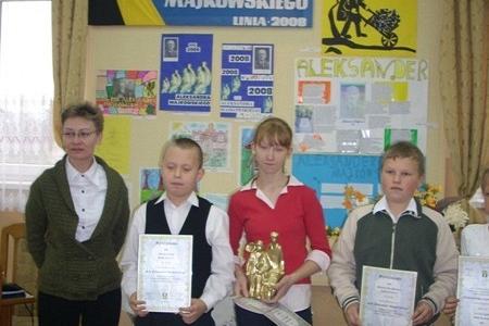 Uczniowie laureaci konkursu o Aleksandrze Majkowskim otrzymują dyplomy i nagrody.