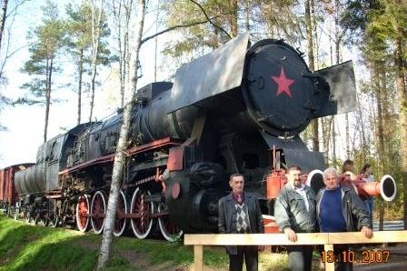 Grupa uczestników wycieczki ZKP Linia pozuje przy parowozie w Szymbarku.