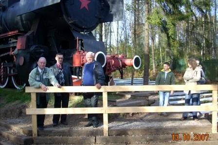 Grupa ZKP O/Linia na wycieczce w Szymbarku przy historycznej lokomotywie z czerwoną gwiazdą.