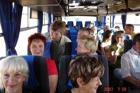 W autokarze uśmiechnięci Kaszubi jadą na zjazd.