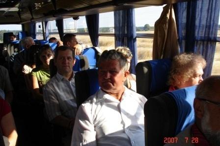 Tłum ludzi podróżuje autobusem na Zjazd Kaszubów.