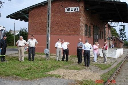 Grupa ludzi podczas Zjazdu Kaszubów przed dworcem PKP w Brusach.