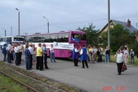 Uczestnicy Zjazdu Kaszubów gromadzą się przy autokarze.