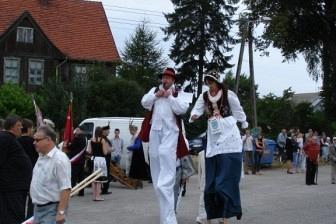 Kaszubi w tradycyjnych strojach tańczą na plenerowym zjeździe w Brusach.