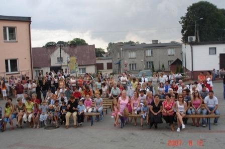 Grupa ludzi zebrana na festynie sportowym na Kaszubach w 2007 roku.