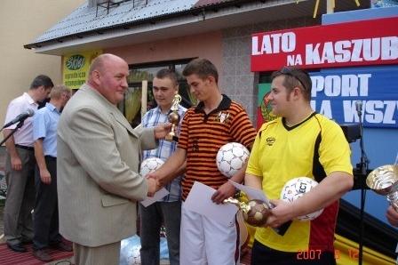 Wręczenie nagród sportowcom na festynie na Kaszubach.