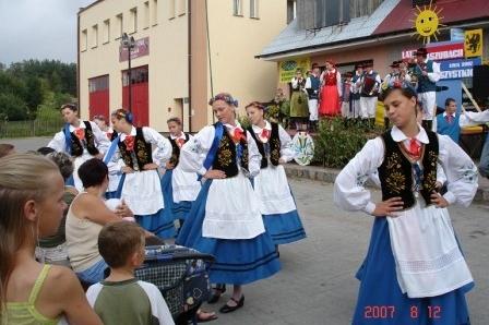 Zespół folklorystyczny w tradycyjnych strojach występuje na festynie kaszubskim.