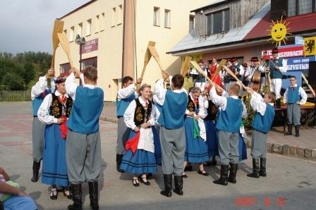 Tancerze w tradycyjnych kaszubskich strojach podczas występu na festynie.