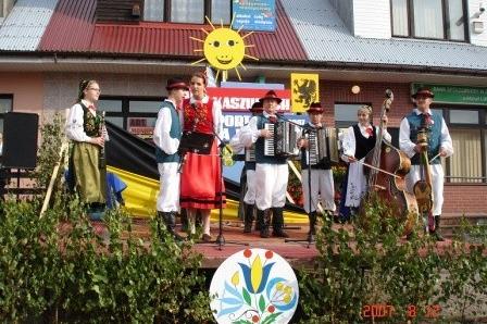 Zespół folklorystyczny w tradycyjnych strojach podczas festynu na Kaszubach.