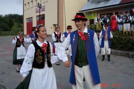 Para w tradycyjnych strojach kaszubskich tańczy podczas festynu.