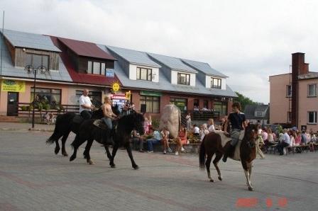 Uczestnicy na koniach podczas festynu sportowego na Kaszubach.