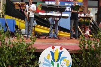 Stoisko festynowe na Kaszubach z logo imprezy