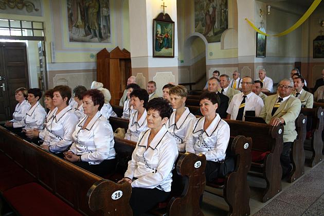 Uczestnicy festiwalu Pater Noster siedzą w ławkach kościelnych w Strzepczu.