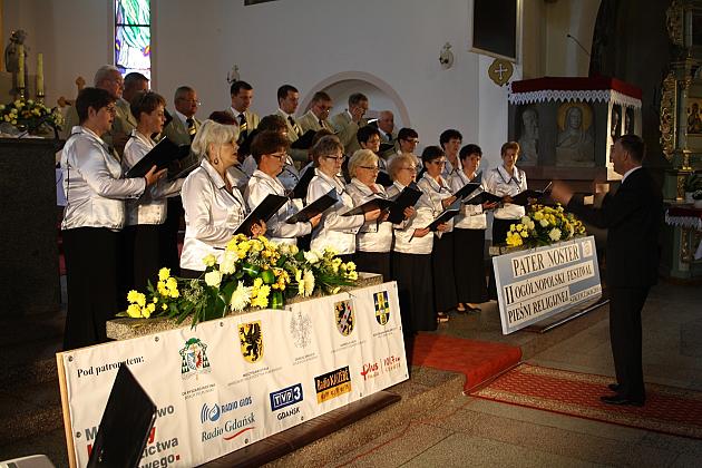 Chór festiwalowy Pater Noster Strzepcz 2016 wykonuje pieśni religijne w świątyni.
