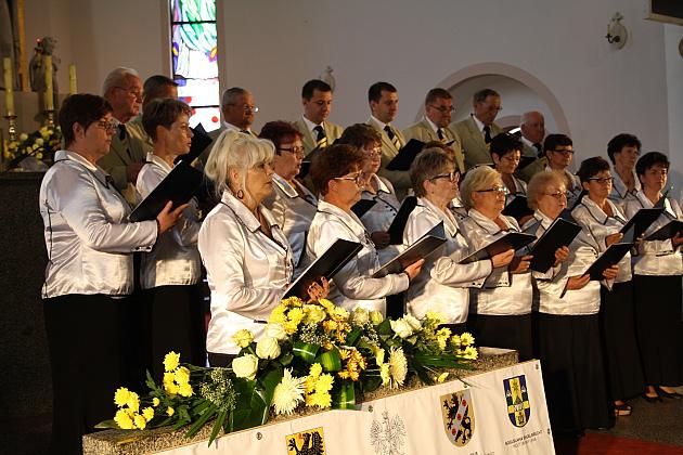 Chór dorosłych śpiewa z nut podczas Festiwalu Pater Noster w Strzepczu.