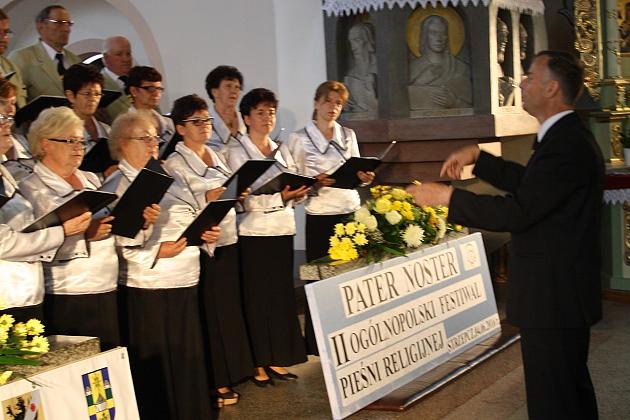 Chór występuje pod batutą dyrygenta na festiwalu PATER NOSTER.