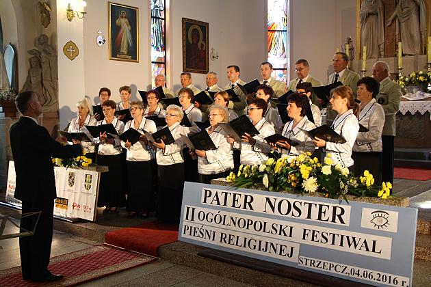 Chór śpiewa pieśni religijne w kościele podczas festiwalu Pater Noster.