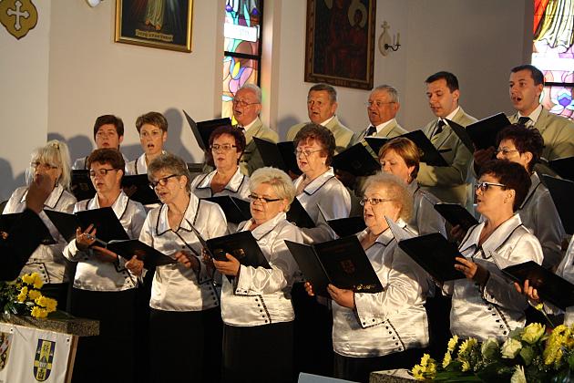 Chór wykonuje pieśni religijne z nut w kościele.