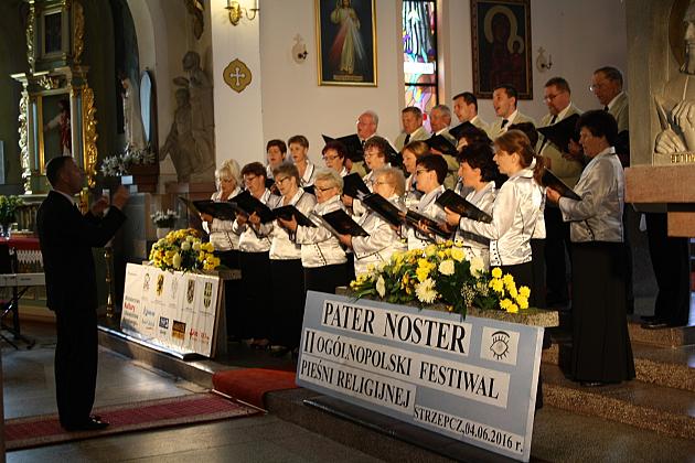 Chór religijny wykonuje pieśni podczas festiwalu Pater Noster w kościele.