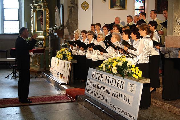 Chór mieszany ze Strzepcza występuje podczas religijnego festiwalu pieśni w kościele.
