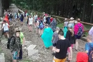 Koloniści podczas zajęć językowych na świeżym powietrzu w Karpaczu.