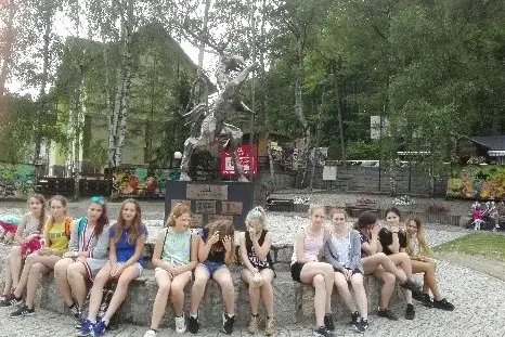 Młodzież z kolonii językowej w Karpaczu pozuje na świeżym powietrzu.