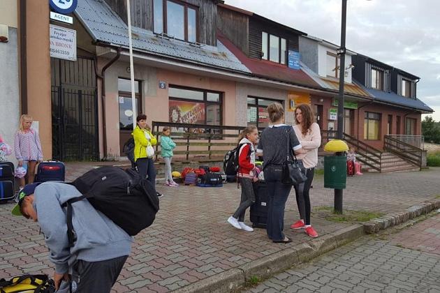 Uczestnicy kolonii językowej w Karpaczu przed budynkiem zakwaterowania.