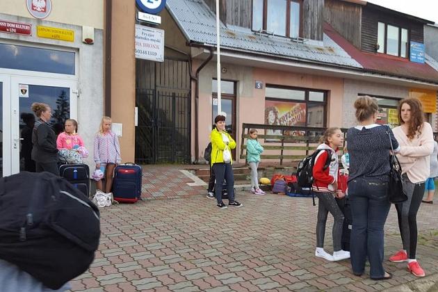 Uczestnicy kolonii językowych w Karpaczu odpoczywają na zewnątrz budynku.