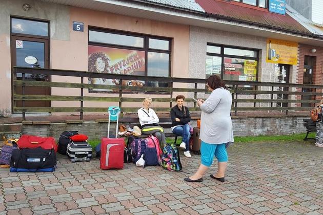 Uczestnicy z bagażami przed budynkiem kolonii językowej w Karpaczu.