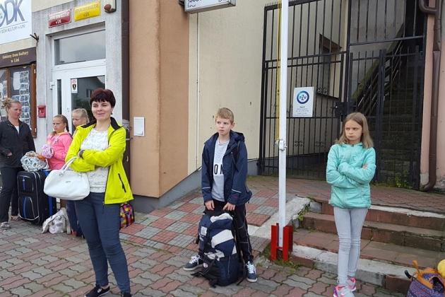 Dzieci i opiekun na ulicy Karpacza podczas letniej kolonii językowej.