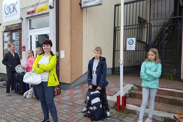 Uczestnicy kolonii językowej stoją przed budynkiem w Karpaczu.